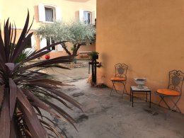 La cour d’accueil du gîte